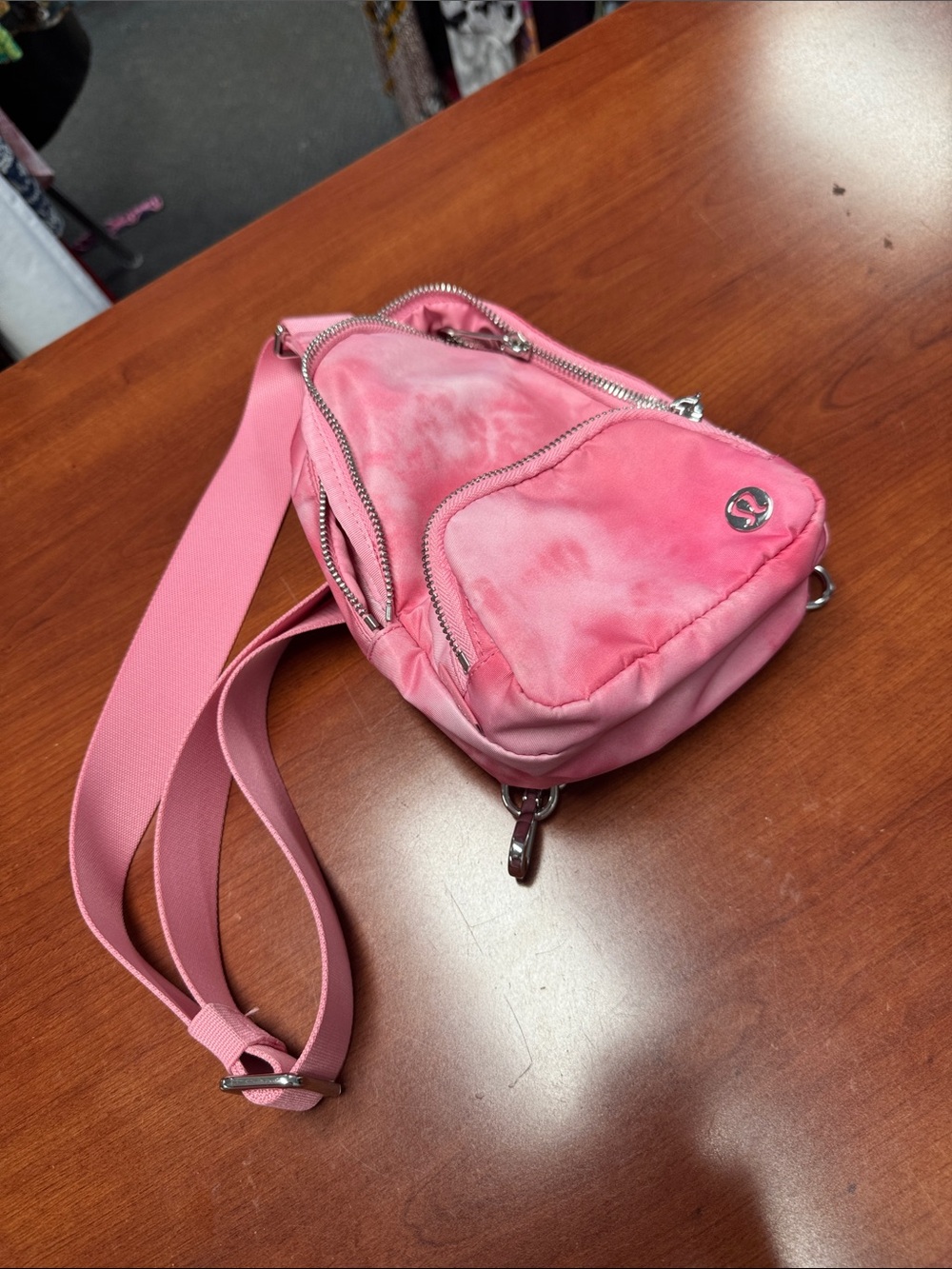 Lululemon sling bag // 082955